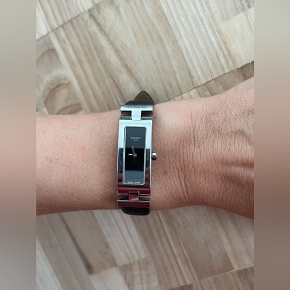 Tissot Ladies Watch Equi-T Stainless Case Black Dial Genuine Leather Strap Rare - Picture 16 of 17